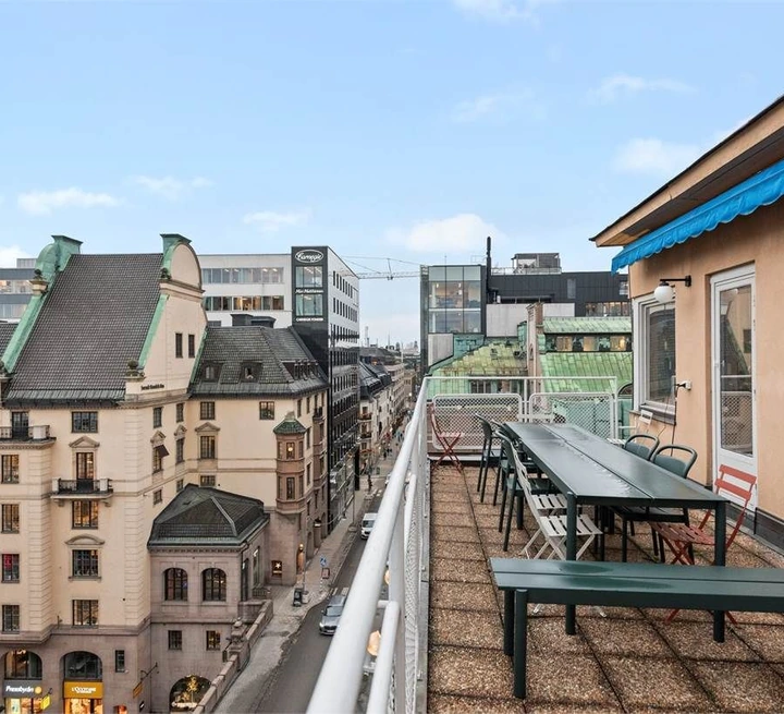A roof terrace with long tables above Kungsgatan in Stockholm