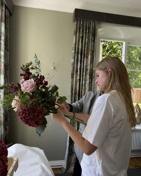 A colleague binding a bouquet at the kickoff at Görvälns slott